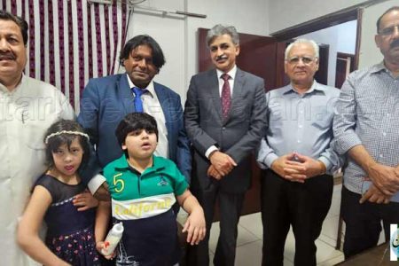 کویت:سفیر پاکستان ملک فاروق کا اسپیشل بچوں کی اکیڈمی کا دورہ، بچوں کے ساتھ گھل مل گئے