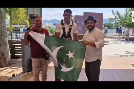 یونان :پاکستانی نوجوان اتھلیٹ اشراق نذیر نے کورنتھ کنال میں پاکستانی پرچم کیساتھ جمپ کر کے سب کو حیران کر دیا