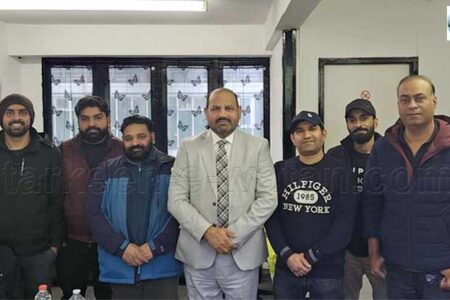 مانچسٹر:مسلم لیگ ن اسپین کے مرکزی سیکرٹری جنرل میاں عمران ساجد کی وفد کے ہمراہ مسلم لیگ ن برطانیہ ٹریڈ ونگ کے صدرچوہدری خالد محمود ہنجرا سے ملاقات