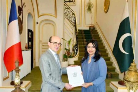 فرانس میں پاکستان کی سفیر ممتاز زہرہ بلوچ نے فرانسیسی وزارت خارجہ کے ڈپٹی چیف آف پروٹوکول کو سفارتی اسناد کی نقول پیش کیں