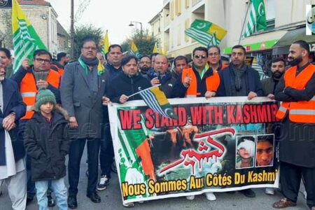 پیرس کے نواحی علاقے پیری فیت میں پاکستانی اور کشمیری کمیونٹی کی جانب سے یوم یکجہتی کشمیر کے موقع پر ریلی کا انعقاد