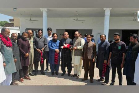چوہدری ارمغان سبحانی کو وفاقی وزیرِ مملکت برائے پلاننگ اینڈ ڈویلپمنٹ نامزد ہونے اور عمرہ کی سعادت حاصل کرنے پر چوہدری خالد محمود ہنجرا اور مقصود احمد بٹ کی قیادت میں وفد کی مبارکباد