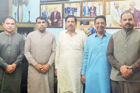 اٹلی سے پاکستان آئے اوورسیز پاکستانیوں کی مسلم لیگ ن صدر ٹریڈ ونگ برطانیہ چوہدری خالد محمود ہنجرا کے گیٹ ھاؤس میانی سیالکوٹ آمد