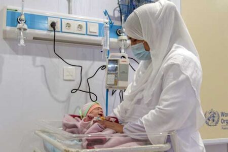 پاکستان میں روزانہ 675 نومولود اور 27 مائیں جان گنواہ دیتی ہیں، ڈبلیو ایچ او نے فوری کارروائی کا مطالبہ کر دیا۔