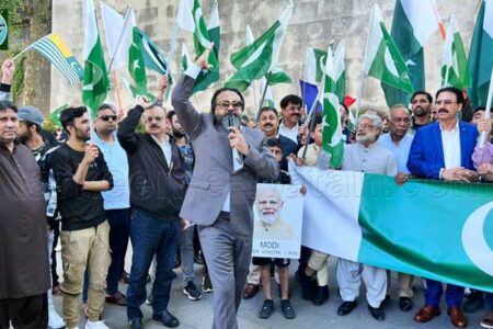 پیرس میں ایفل ٹاور کے سائے تلے پاک فوج سے اظہار یکجہتی کیلئے ریلی کا انعقاد